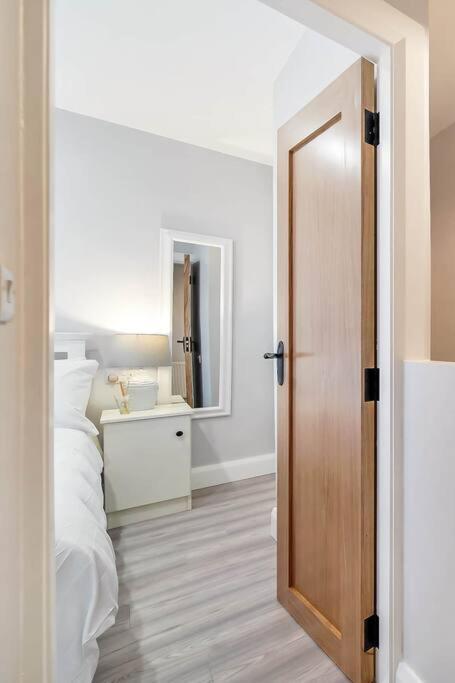 Ardoyne Lodge 'Sleeping 4 Guests' Belfast Eksteriør bilde