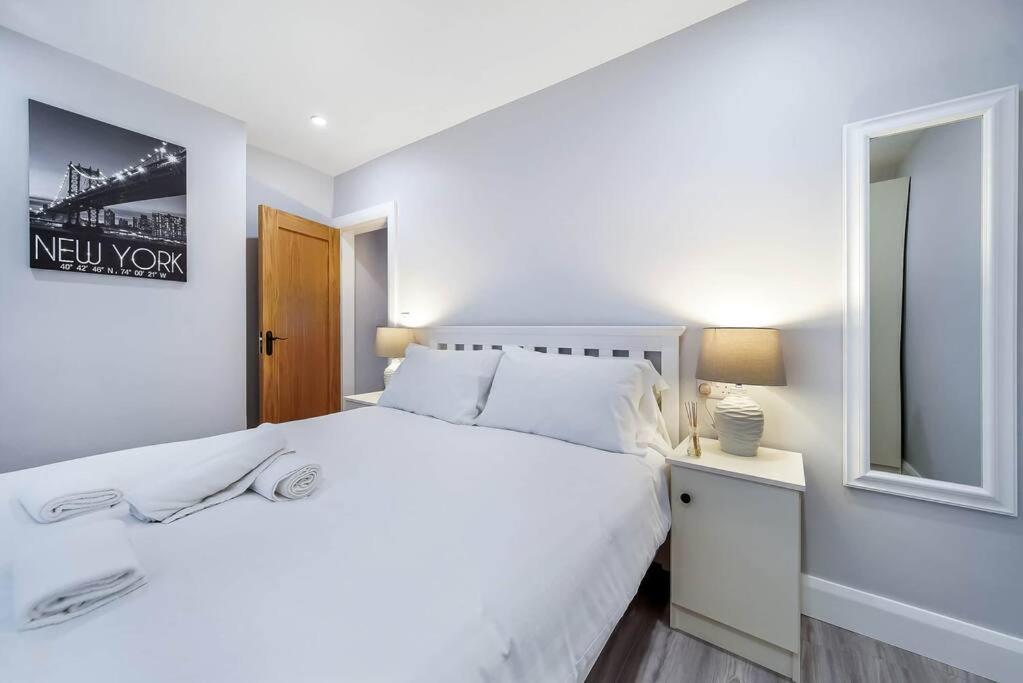 Ardoyne Lodge 'Sleeping 4 Guests' Belfast Eksteriør bilde