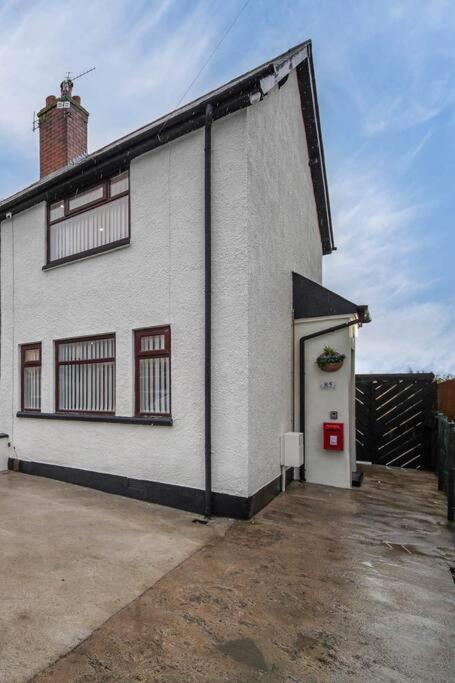 Ardoyne Lodge 'Sleeping 4 Guests' Belfast Eksteriør bilde