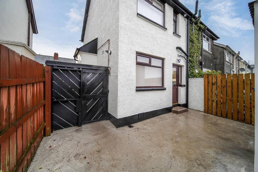 Ardoyne Lodge 'Sleeping 4 Guests' Belfast Eksteriør bilde