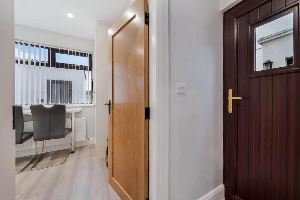 Ardoyne Lodge 'Sleeping 4 Guests' Belfast Eksteriør bilde