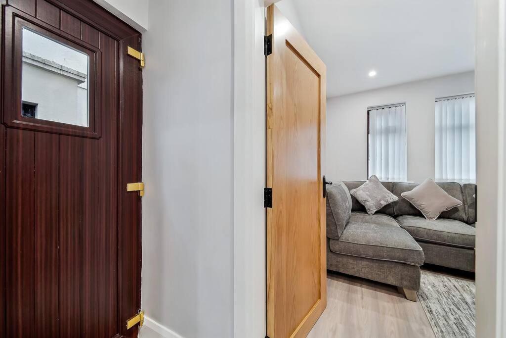 Ardoyne Lodge 'Sleeping 4 Guests' Belfast Eksteriør bilde
