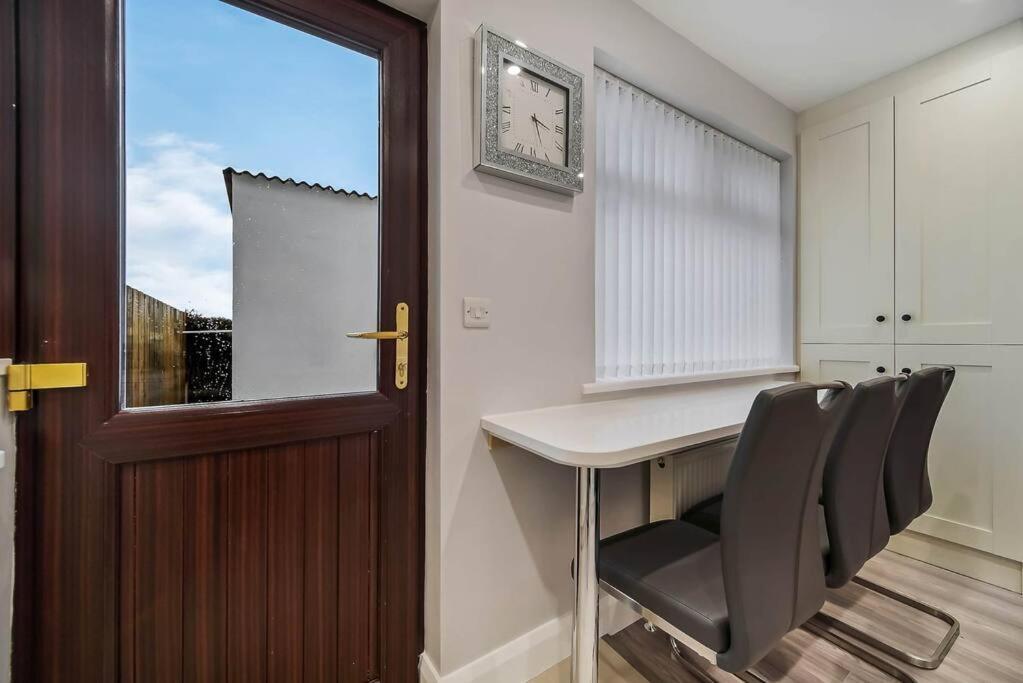 Ardoyne Lodge 'Sleeping 4 Guests' Belfast Eksteriør bilde